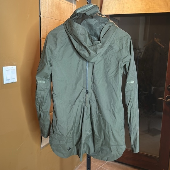 Lululemon Fo Drizzle Jacket Fatigue Green Size 6 - Picture 10 of 16